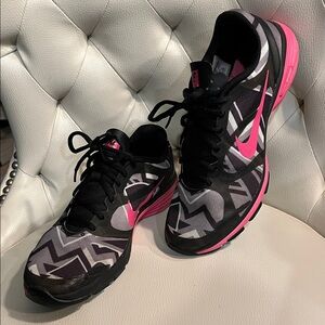 Nike Women's Black & Pink Patterned Running Shoes